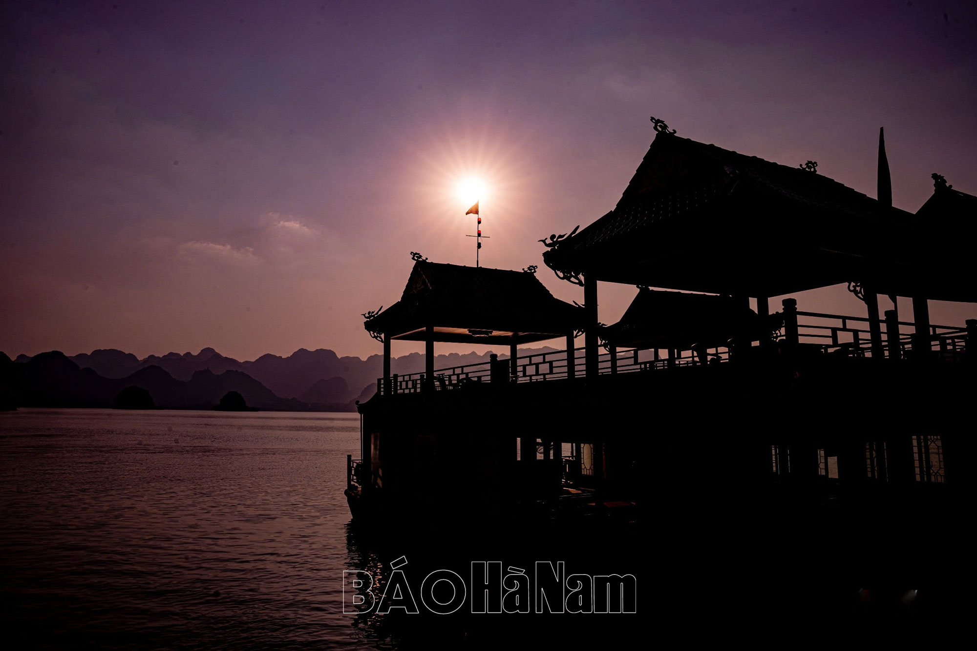 Hoàng hôn chiều Thu tại chùa Tam Chúc