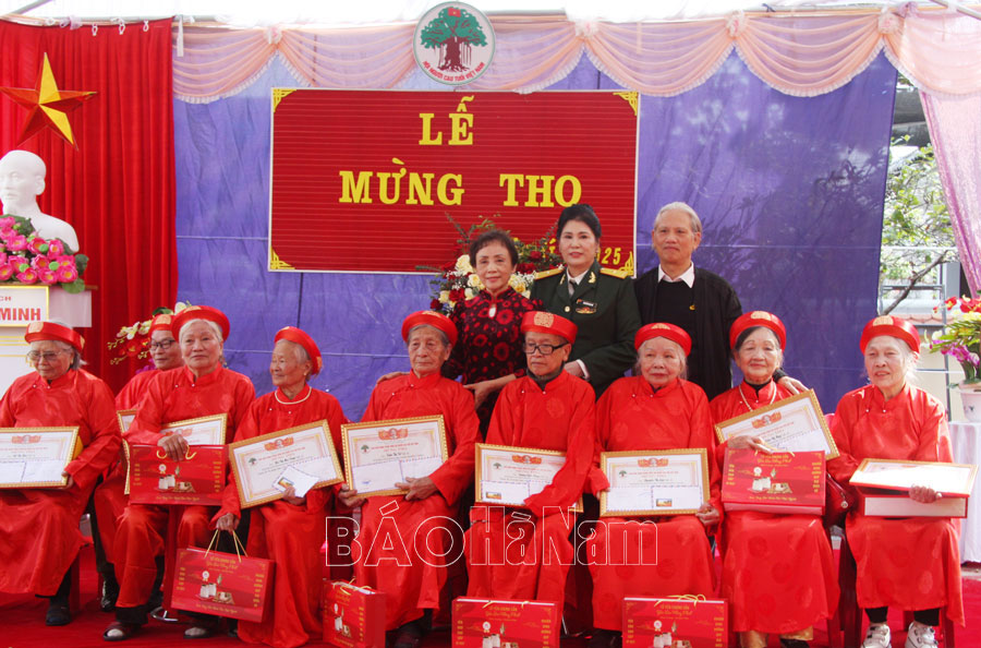   Tặng quà người cao tuổi thôn Kim Thượng xã Kim Bình