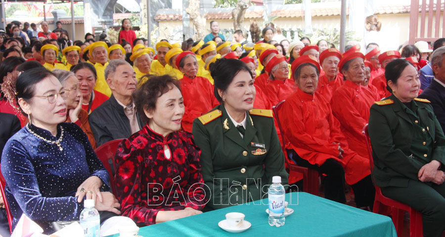   Tặng quà người cao tuổi thôn Kim Thượng xã Kim Bình
