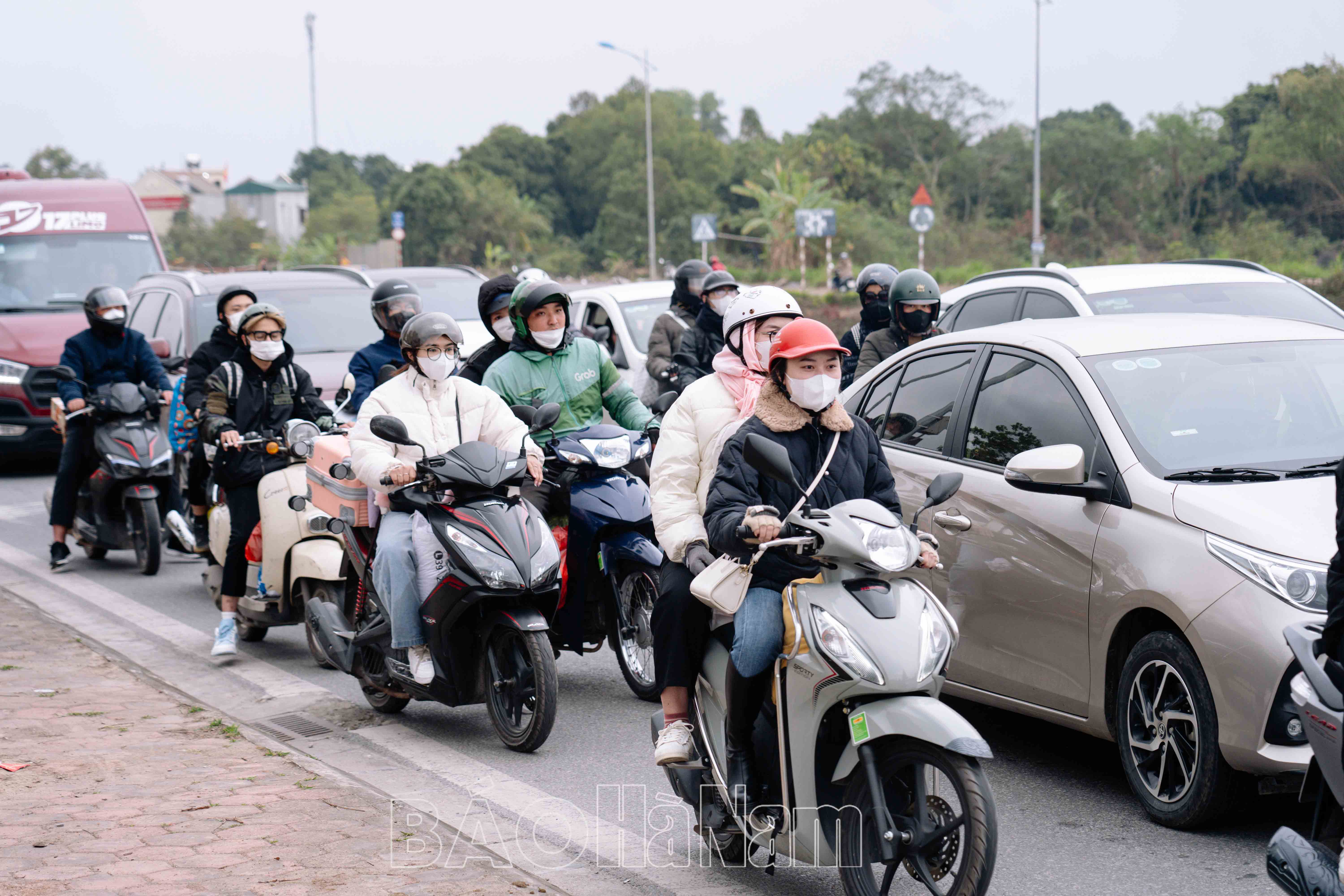 Kết thúc kỳ nghỉ Tết người dân nườm nượp trở về Thủ đô