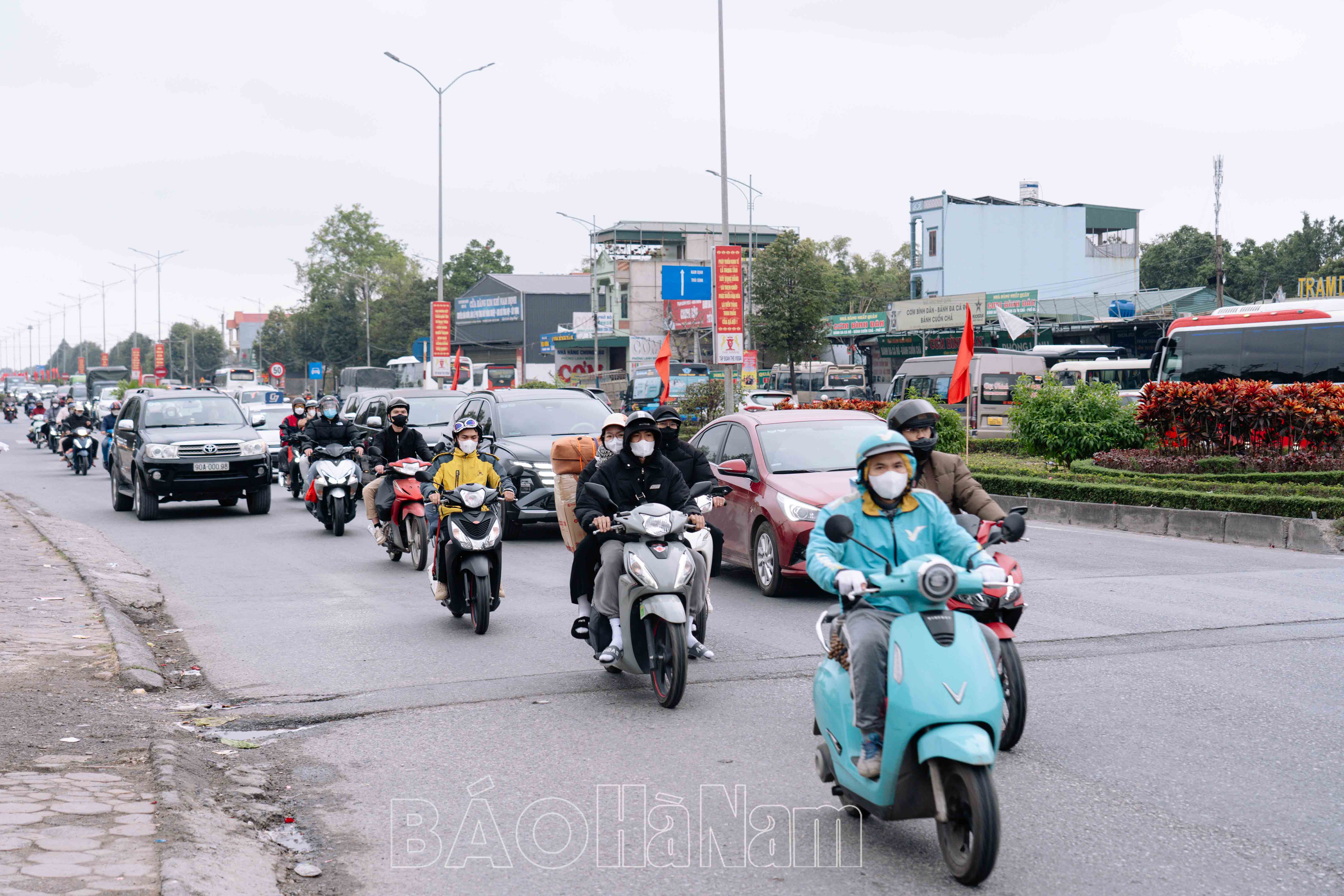 Kết thúc kỳ nghỉ Tết người dân nườm nượp trở về Thủ đô