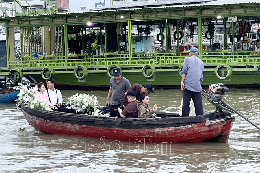Nhộn nhịp chợ nổi Cái Răng