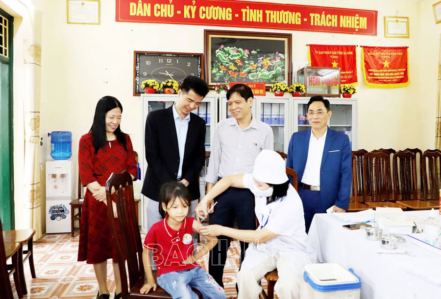 Phụ nữ ngành Y khẳng định vai trò trong chăm sóc bảo vệ sức khỏe nhân dân
