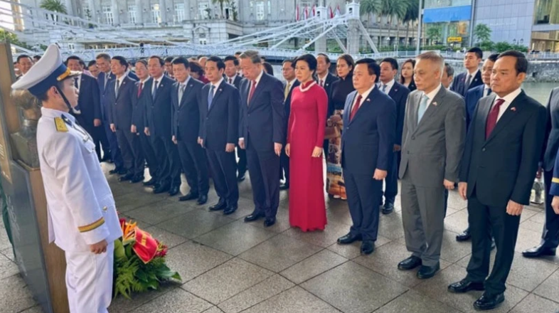 Tổng Bí thư Tô Lâm dâng hoa tưởng niệm Chủ tịch Hồ Chí Minh tại Bảo ...