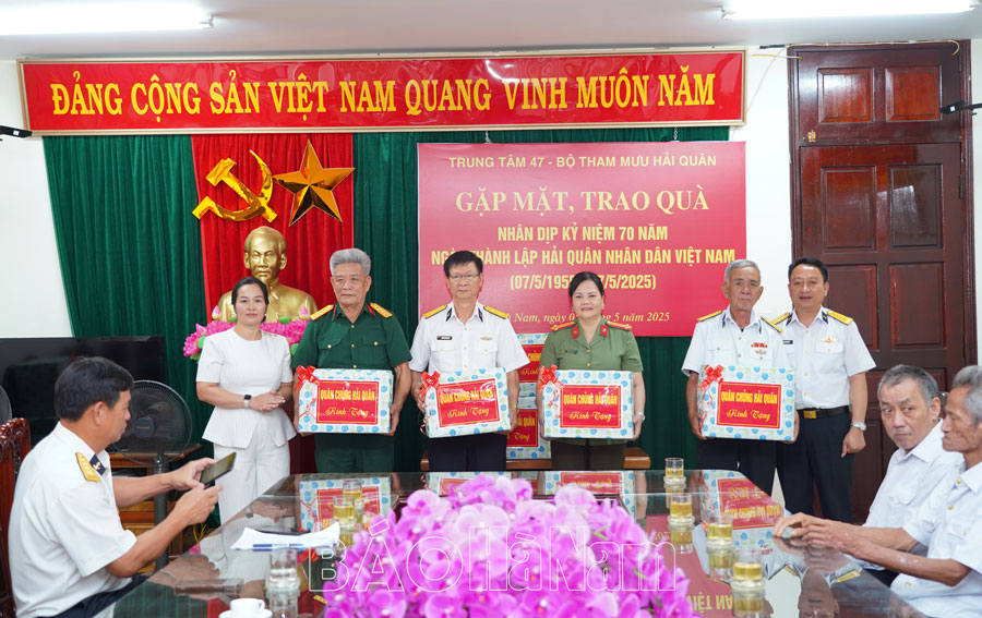 Trao tặng quà của Quân chủng Hải quân cho các gia đình chính sách CCB Hải quân