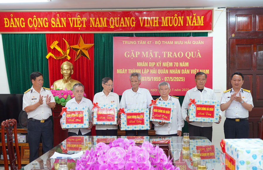 Trao tặng quà của Quân chủng Hải quân cho các gia đình chính sách CCB Hải quân