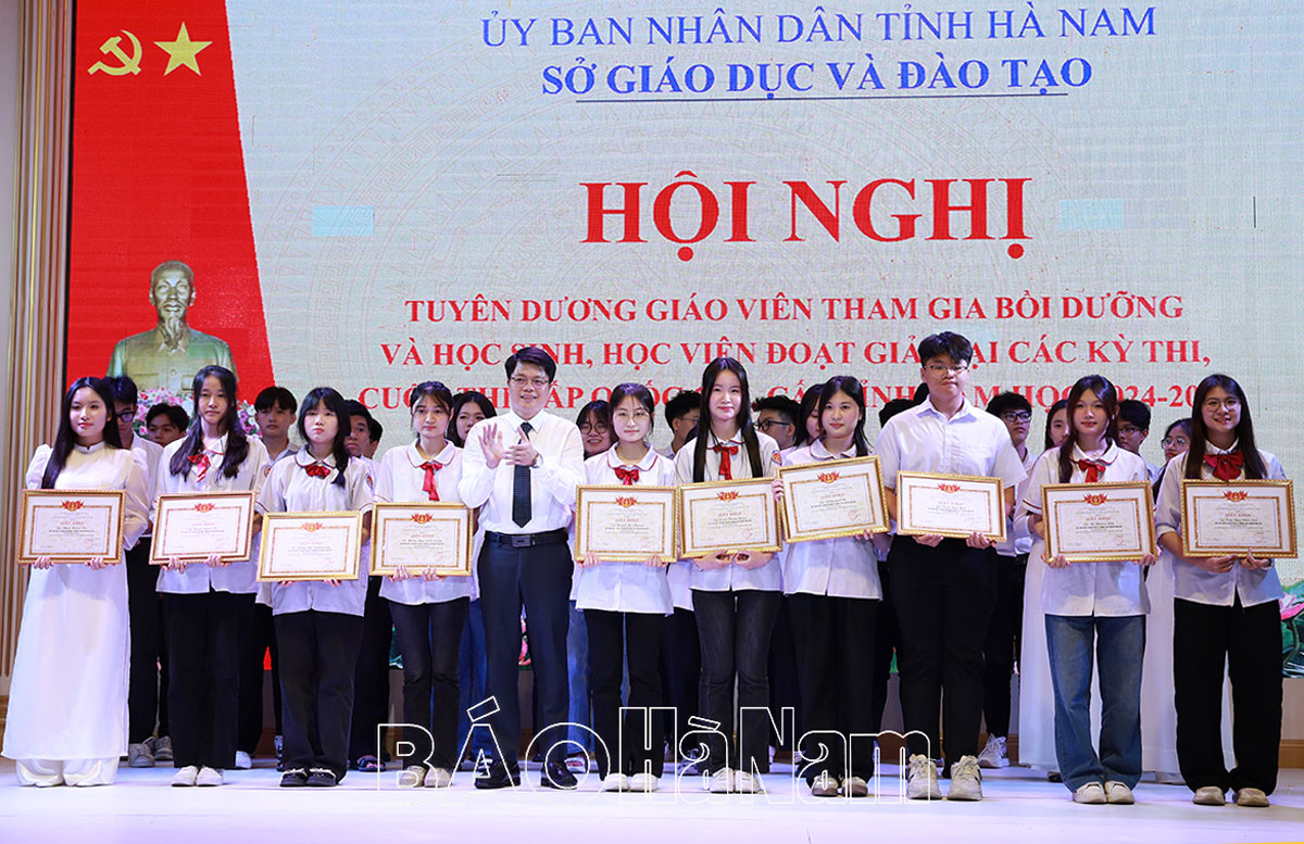 Tuyên dương giáo viên tham gia bồi dưỡng và học sinh học viên đoạt giải tại các kỳ thi cuộc thi năm học 2024  2025
