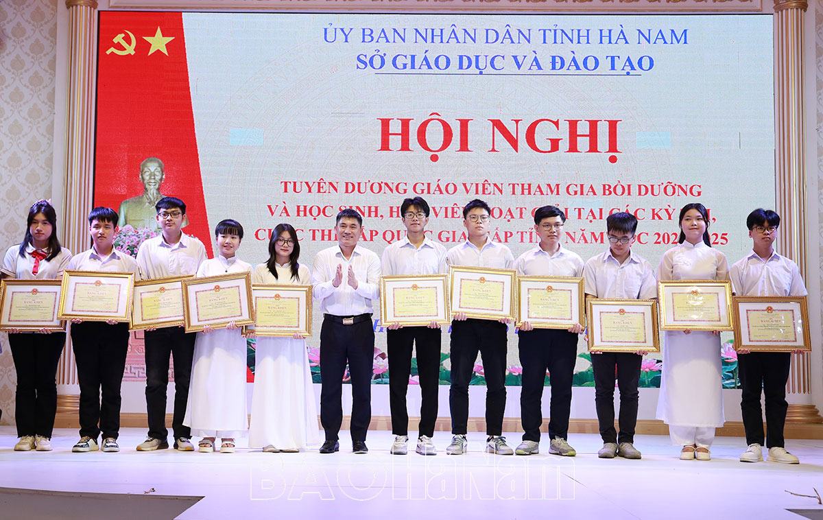 Tuyên dương giáo viên tham gia bồi dưỡng và học sinh học viên đoạt giải tại các kỳ thi cuộc thi năm học 2024  2025