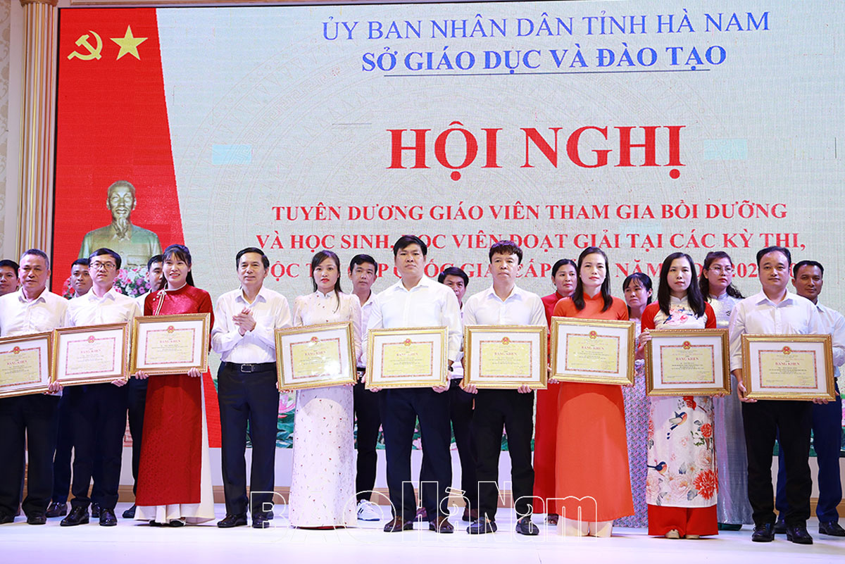 Tuyên dương giáo viên tham gia bồi dưỡng và học sinh học viên đoạt giải tại các kỳ thi cuộc thi năm học 2024  2025