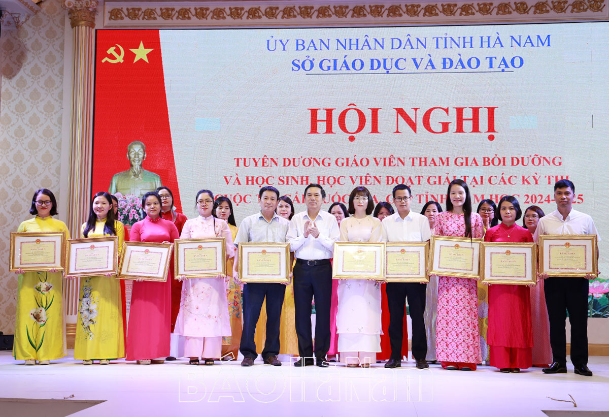 Tuyên dương giáo viên tham gia bồi dưỡng và học sinh học viên đoạt giải tại các kỳ thi cuộc thi năm học 2024  2025