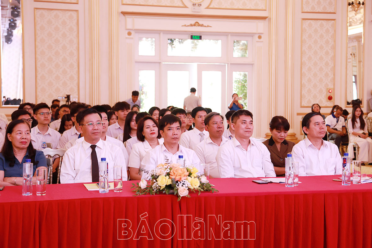 Tuyên dương giáo viên tham gia bồi dưỡng và học sinh học viên đoạt giải tại các kỳ thi cuộc thi năm học 2024  2025