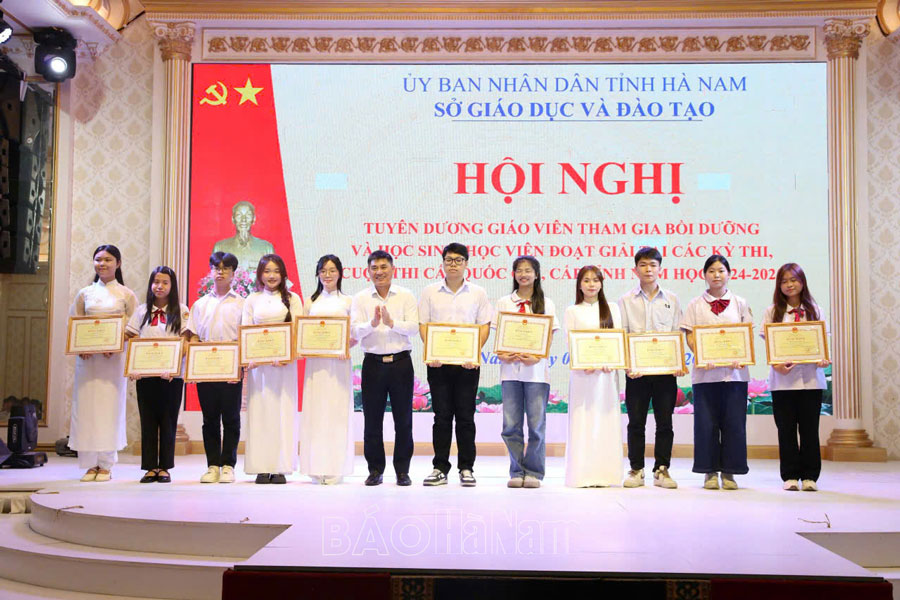 Tuyên dương giáo viên tham gia bồi dưỡng và học sinh học viên đoạt giải tại các kỳ thi cuộc thi năm học 2024  2025
