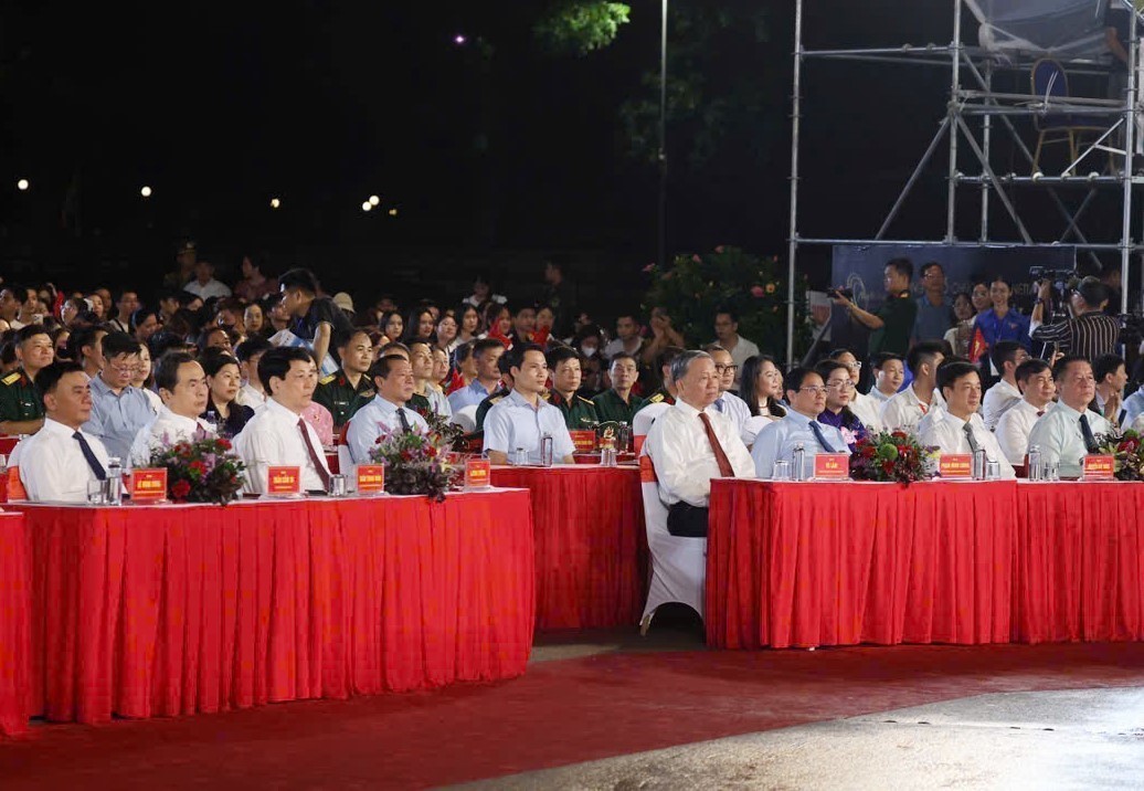 Xúc động chương trình nghệ thuật đặc biệt “Người là Hồ Chí Minh”