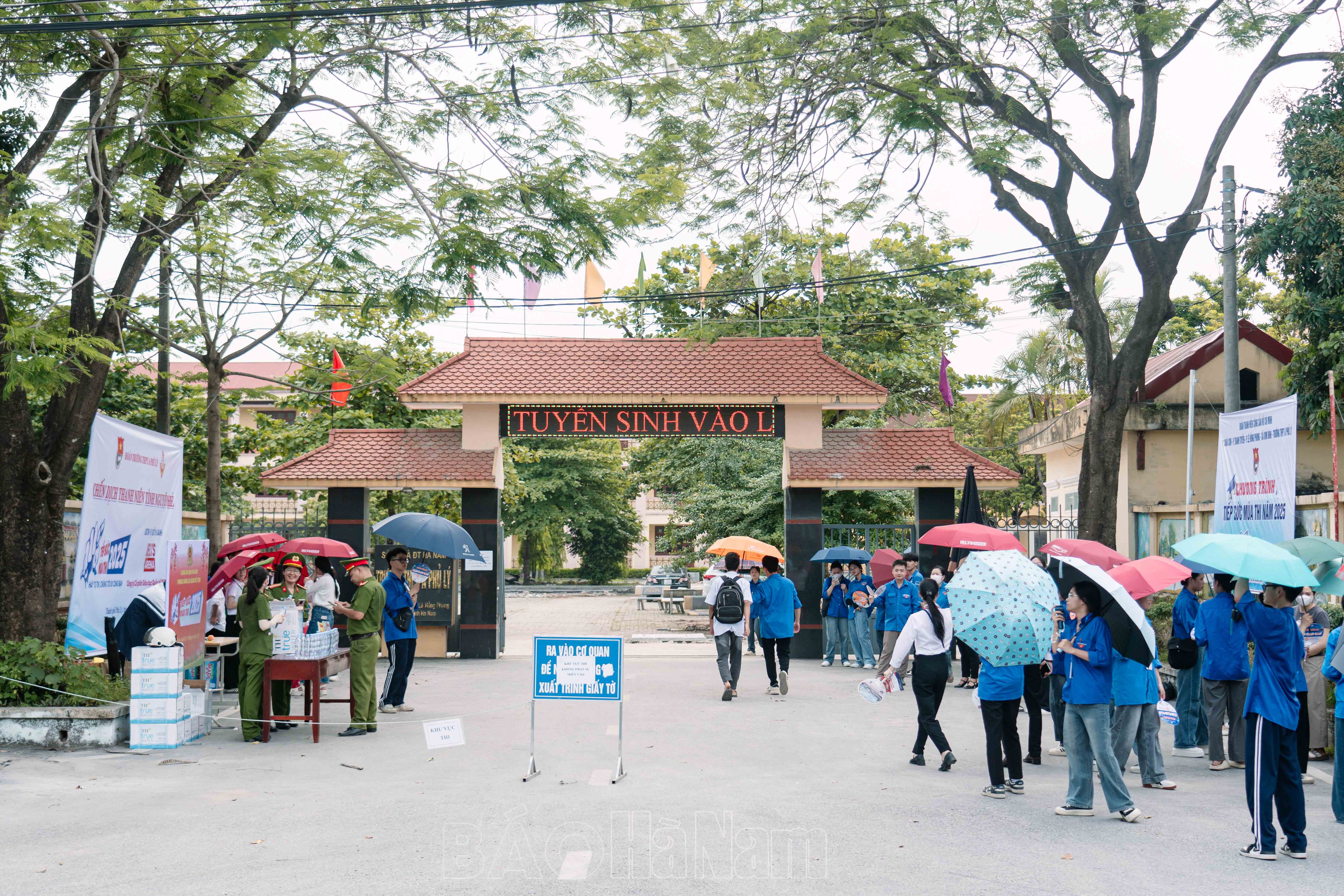 Khoảnh khắc buổi thi đầu tiên kỳ thi vào lớp 10 năm học 20252026