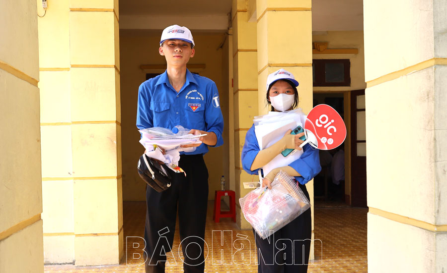 Hàng trăm tình nguyện viên Lý Nhân tham gia hỗ trợ kỳ thi tuyển sinh vào lớp 10