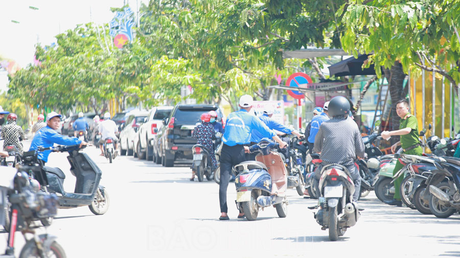 Hàng trăm tình nguyện viên Lý Nhân tham gia hỗ trợ kỳ thi tuyển sinh vào lớp 10