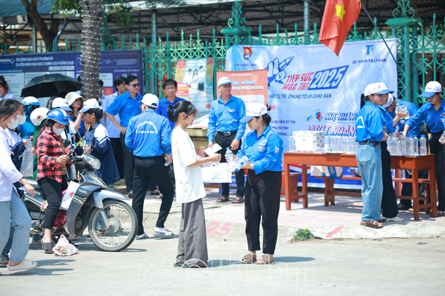 Hàng trăm tình nguyện viên Lý Nhân tham gia hỗ trợ kỳ thi tuyển sinh vào lớp 10