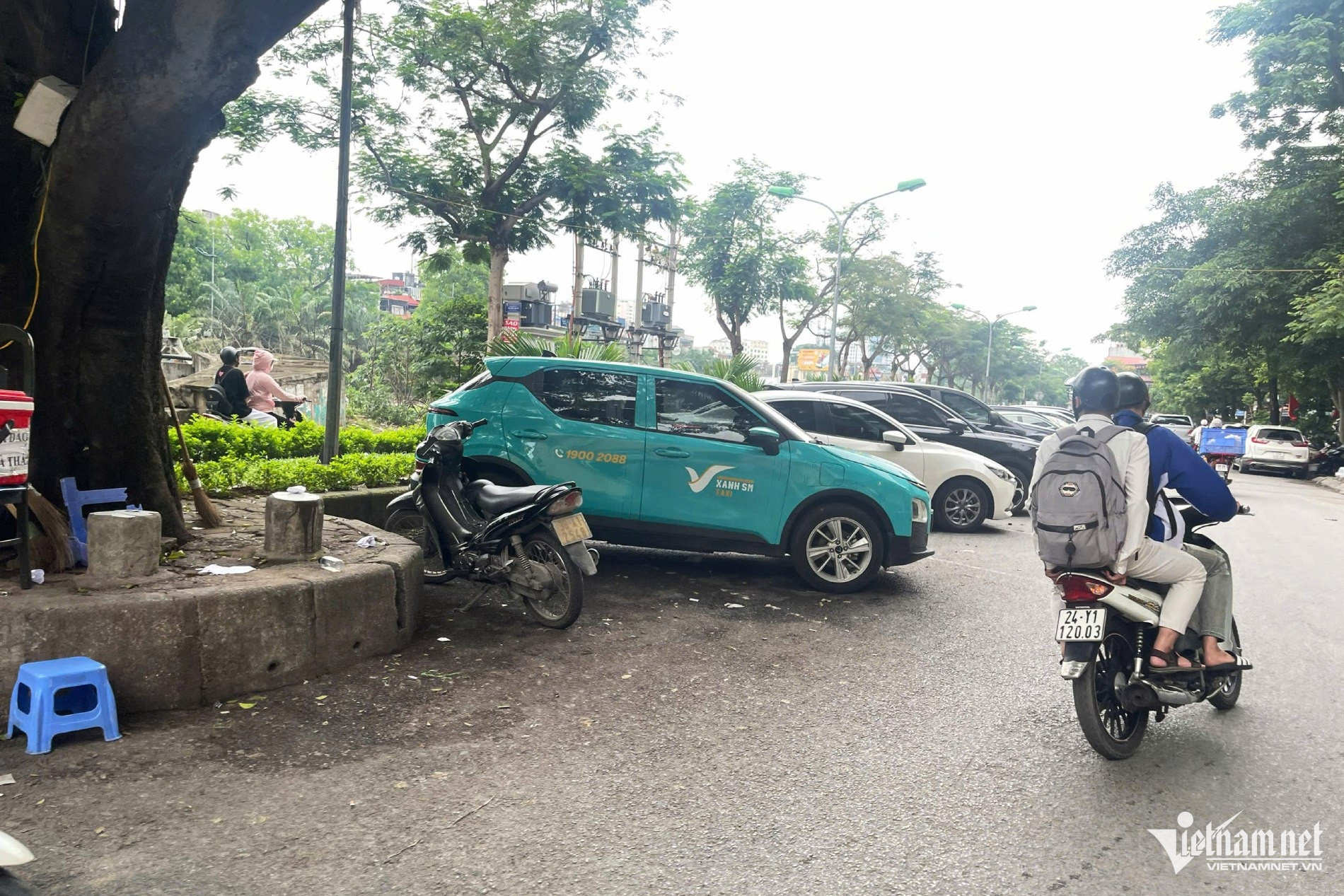 Biển báo vô hình trên phố gây tranh cãi tài xế vô tư ngược chiều phớt lờ CSGT