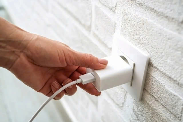 Bộ sạc điện thoại nóng có phải là điều bình thường