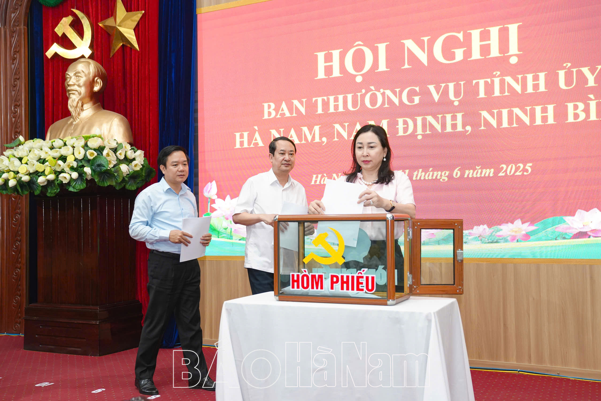 BTV Tỉnh ủy Hà Nam Nam Định Ninh Bình thảo luận về công tác nhân sự và góp ý vàodự thảo Đề án thành lập Đảng bộ tỉnh Ninh Bình mới