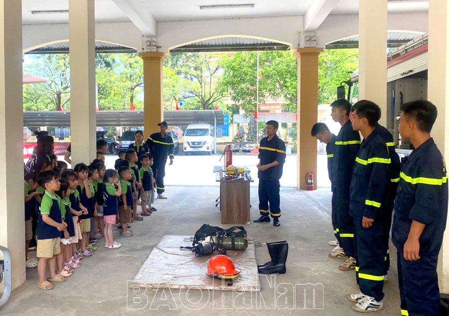 Hoạt động trải nghiệm thực hành chữa cháy và CNCH tại trụ sở Phòng Cảnh sát PCCC&CNCH, Công an tỉnh.