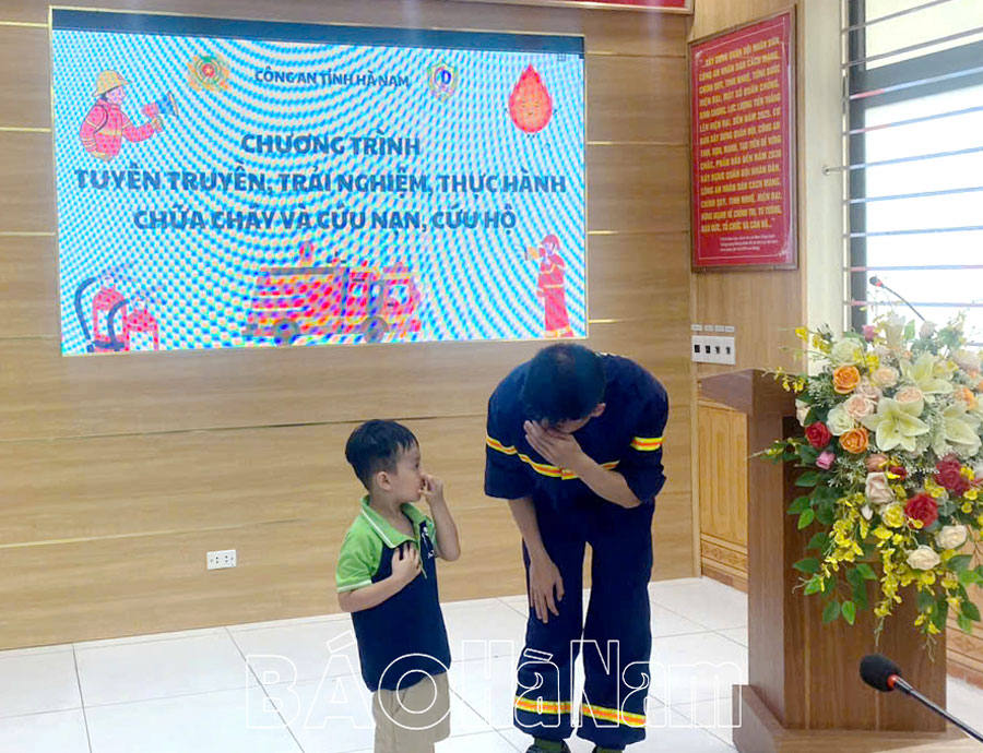 Cán bộ Cảnh sát PCCC & CNCH giao lưu với các em học sinh về kiến thức PCCC.