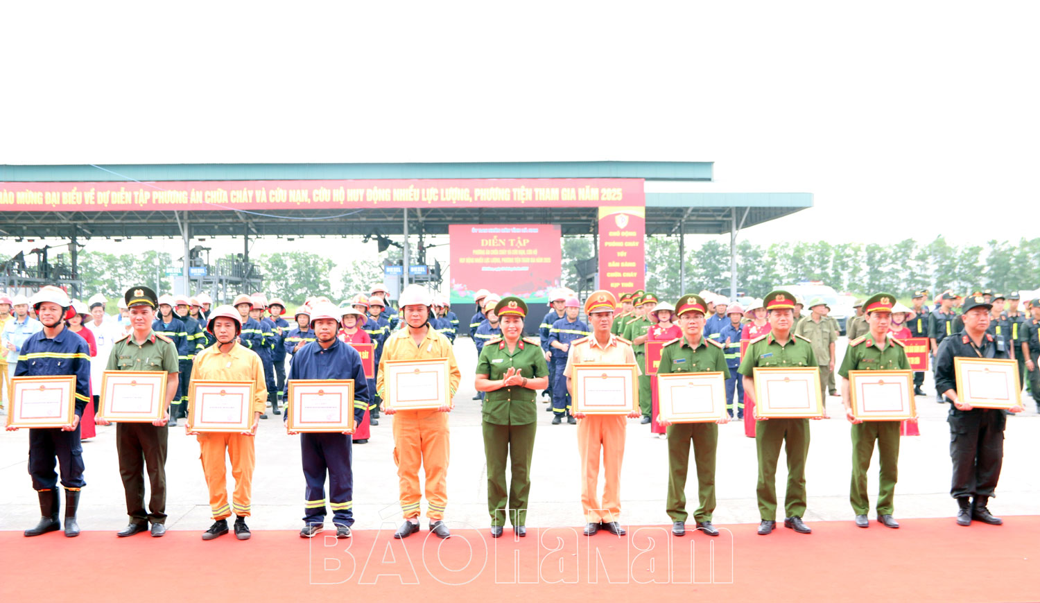 Hà Nam: Diễn Tập PCCC Lớn Nâng Cao Khả Năng Ứng Phó 20 Lãnh đạo Công an tỉnh trao giấy khen
