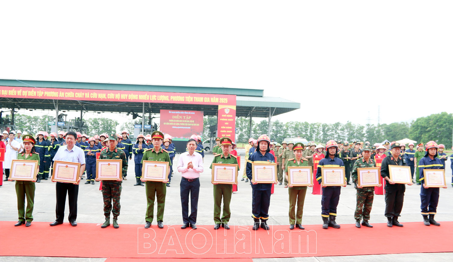 Hà Nam: Diễn Tập PCCC Lớn Nâng Cao Khả Năng Ứng Phó 19 Đồng chí Trần Xuân Dưỡng trao Bằng khen