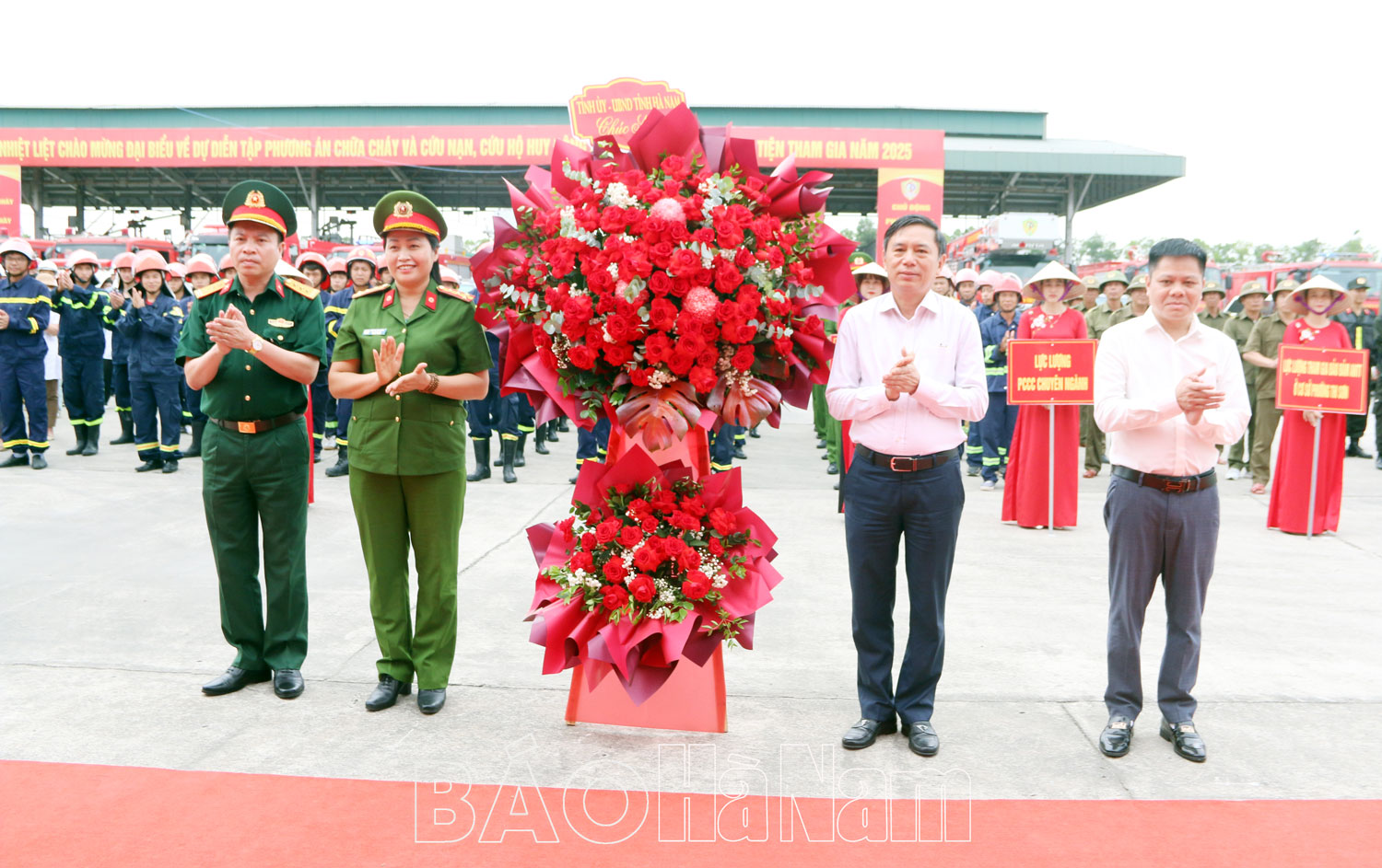 Hà Nam: Diễn Tập PCCC Lớn Nâng Cao Khả Năng Ứng Phó 10 Đồng chí Trần Xuân Dưỡng tặng hoa