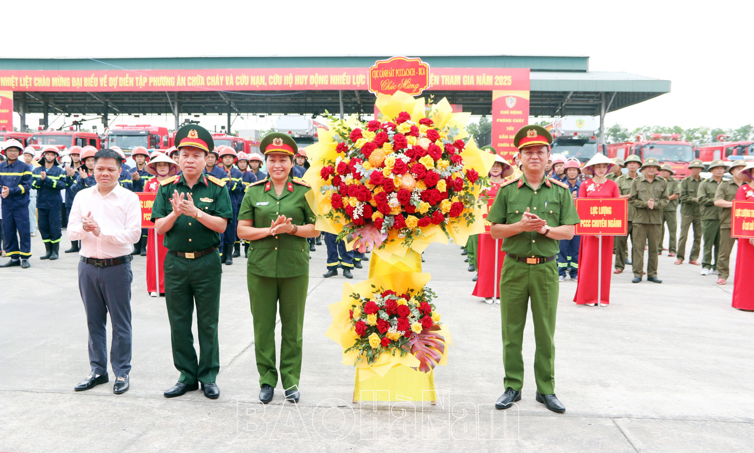 Hà Nam: Diễn Tập PCCC Lớn Nâng Cao Khả Năng Ứng Phó 11 Lãnh đạo Cục Cảnh sát PCCC & CNCH Bộ Công an tặng hoa